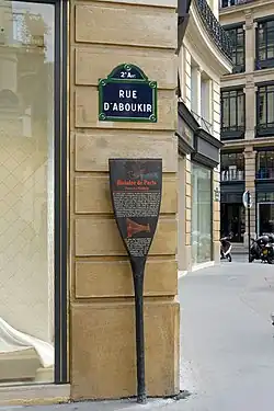 Panneau d'Histoirede Paris, situé près de la place des Victoires.