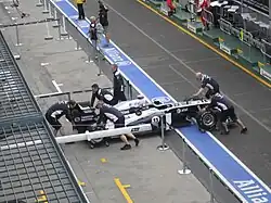 Photographie d'une Williams FW33 dans les stands de Melbourne