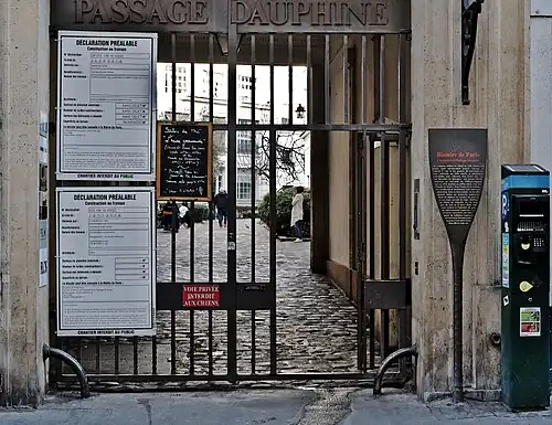 Entrée du passage Dauphine, côté rue Mazarine.