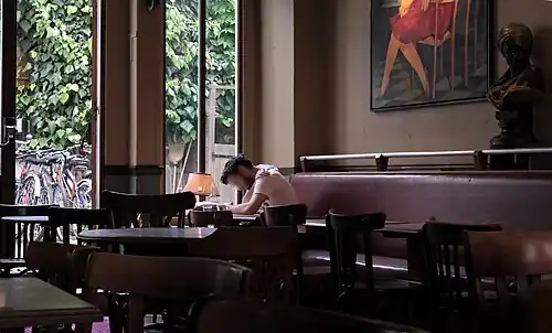 Intérieur du café de l'industrie.