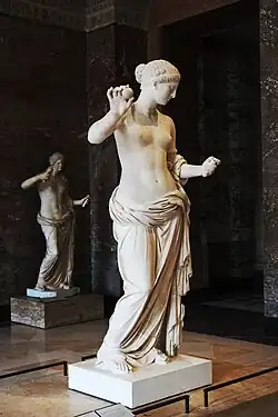 Vénus d'Arles, copie, fin Ier&nbsp;siècle AEC de l'Aphrodite semi-drapée de Praxitèle (IVe&nbsp;siècle AEC). H 194&nbsp;cm.Musée du Louvre.