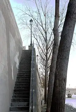 Quai de Bourbon : escalier menant aux berges de la Seine.