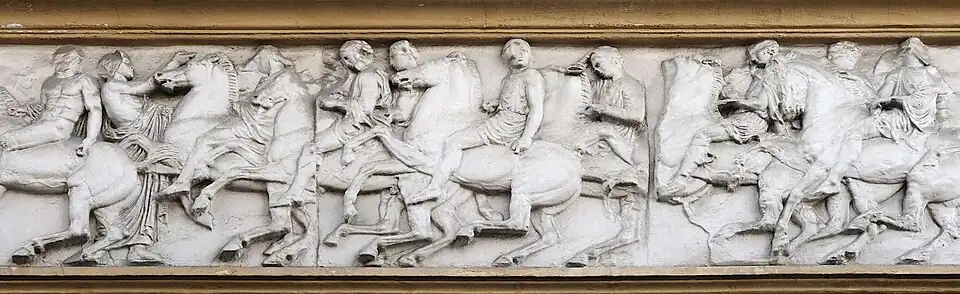 Bas-relief en frise du numéro 12.