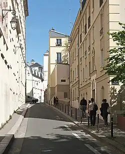 Rue Rataud vue depuis la rue Pierre-Brossolette en direction de la rue Lhomond.