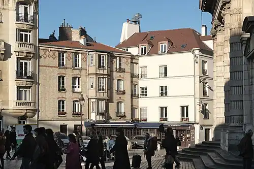 Place Sainte-Geneviève : sortie de la messe de l'église Saint-Étienne-du-Mont.