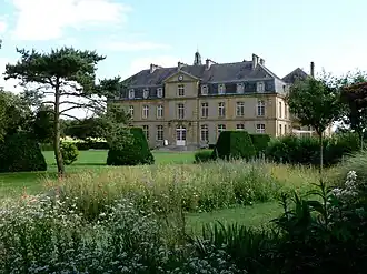 Le château depuis les prairies florales du jardin