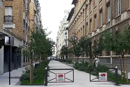 Passage piétonnier devant l'école primaire.