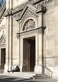 Entrée de l'église, côté boulevard du Montparnasse.