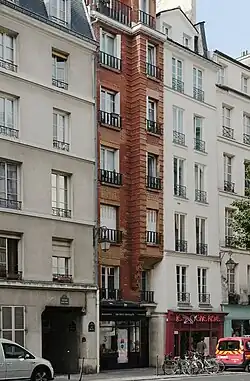 No&nbsp;47 : immeuble très étroit en briques du 2e quart du 20e siècle.