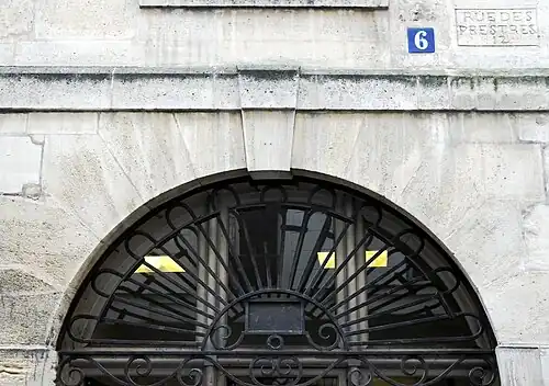 L'ancien nom de la rue , Rue des prestres, encore gravé au n°6.