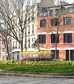 Place Rhin-et-Danube (le terre-plein fleuri).