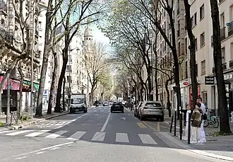 La rue de Tolbiac au niveau de la rue de l'Espérance, à proximité de l'église Sainte-Anne de la Butte-aux-Cailles.