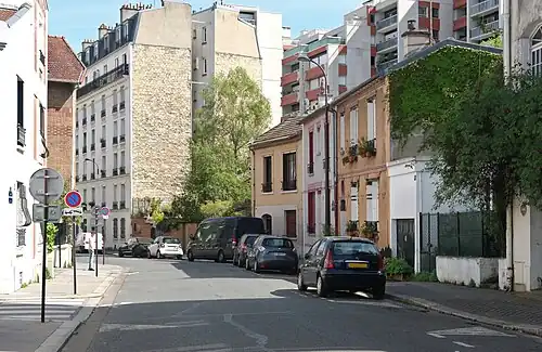 La rue vue en direction de la place de Rungis.