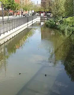Le Jardin longe la rue Brillat-Savarin.