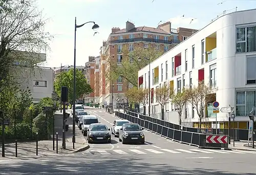 L'avenue Caffieri vue depuis la rue de la Poterne-des-Peupliers.