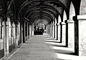 Arcades nord, le jour.