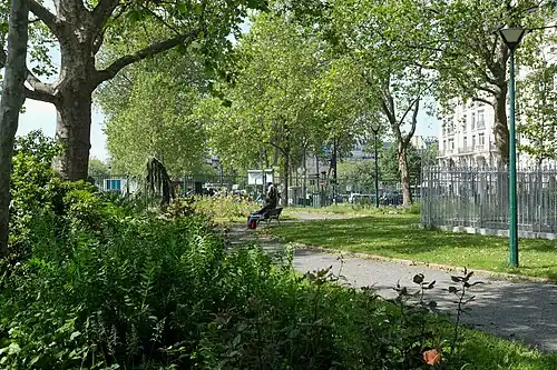 Le square vu vers la place Mazas.