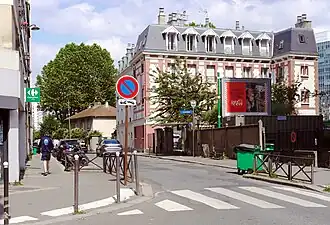 La rue Jacques-Baudry vue depuis le boulevard Lefebvre.
