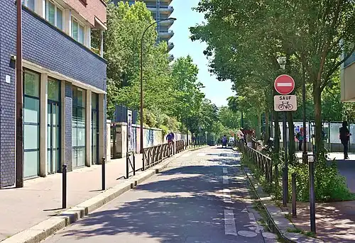 La rue à proximité de la rue du Tage, en direction du sud ; à droite, la place des 44 Enfants d'Izieu.