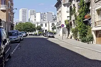 Le haut de la rue vers la place Jean-Delay.