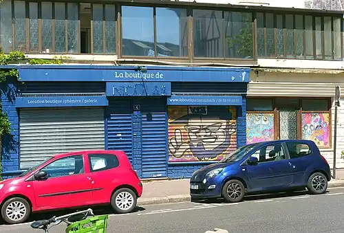 Échoppes décorées de la rue.