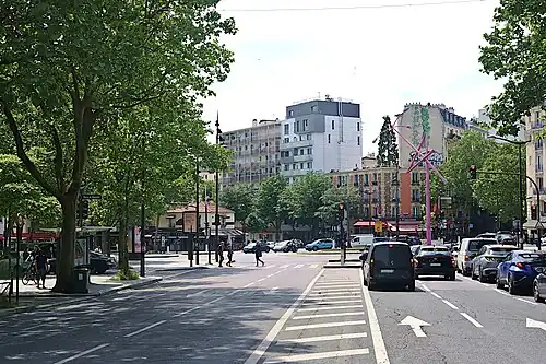 L'avenue vue en direction de la place de la Porte-de-Bagnolet.