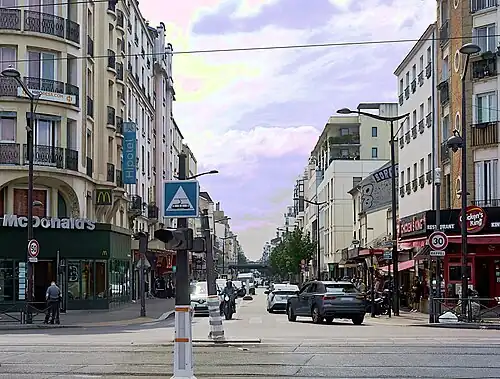 La rue vue de la porte de Montreuil.