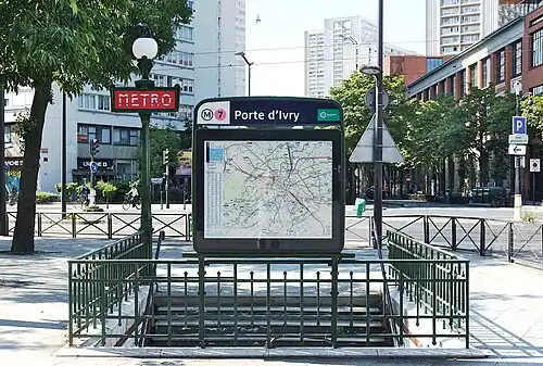 Une des entrées du métro Porte d'Ivry (ligne 7) et, en arrière-plan, le boulevard Massena et l'avenue d'Ivry.