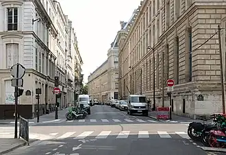 Caserne Verines (à droite).