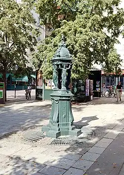 Fontaine Wallace située sur la place.