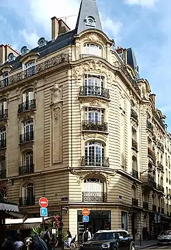N° 16 et 18 : immeuble d'angle des rues Tocqueville (n°8) et de la Terrasse (n°16 ou 18) de l'architecte Charles Lefebvre (1902).