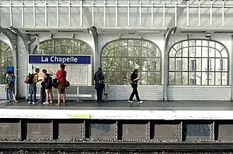 Vue transversale du quai nord en direction de Porte Dauphine, en 2024.