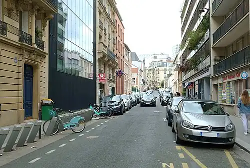 La rue des Volontaires, au niveau de la rue de Vaugirard, vers la rue du Docteur-Roux.