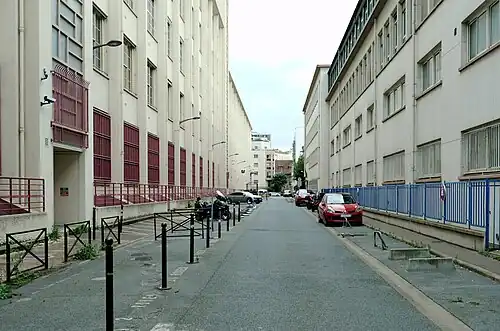 La rue vue de la rue des Favorites.