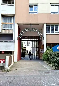 N°27 : entrée de Notre-Dame de la Salette.