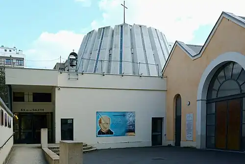 Entrée de l'église Notre-Dame-de-la-Salette de Paris.
