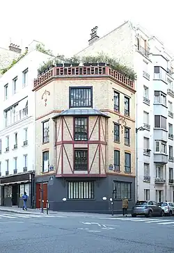 N°34, à l'angle de la rue des Morillons.