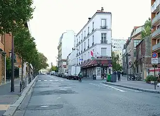 Milieu de la rue, à proximité du passage de Dantzig.