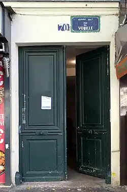 No 70 : ancienne plaque.