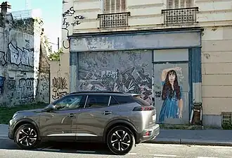 No 47 : immeuble avec tags et street art.