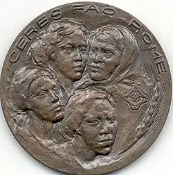 Médaille de bronze représentant 4 femmes de différentes nations et un épi de blé. Inscription CERES, FAO, ROME