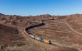 Train chargé de minerai d'or circulant d'une mine de San Cristóbal vers Mejillones. Juillet 2019.