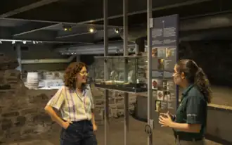 Guide de Parcs Canada devant une vitrine d'artéfacts