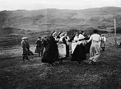 Femmes dansant dans les prairies du mont Esja, près de Kollafjörður.