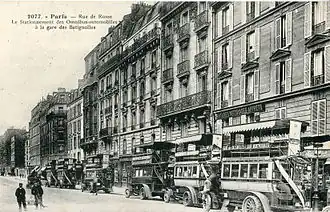 Les premiers autobus parisiens étaient à impériale, sur le modèle des omnibus dont ils reprenaient la caisse.On voit ici le terminus de la ligne AL de la CGO à la gare des Batignolles.