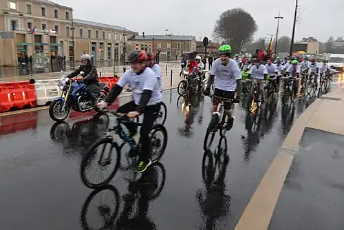 Départ de la course devant la gare.