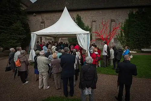 Temps pour la paix dans les jardins de la cathédrale.