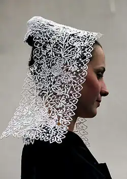 Danseuse du Cercle celtique Bugale Melrand portant la coiffe locale.