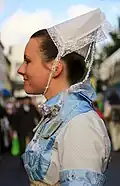 Coiffe borledenn et costume du début du XXe&nbsp;siècle.