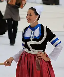Costume féminin du pays Glazik avec la coiffe borledenn de Quimper.